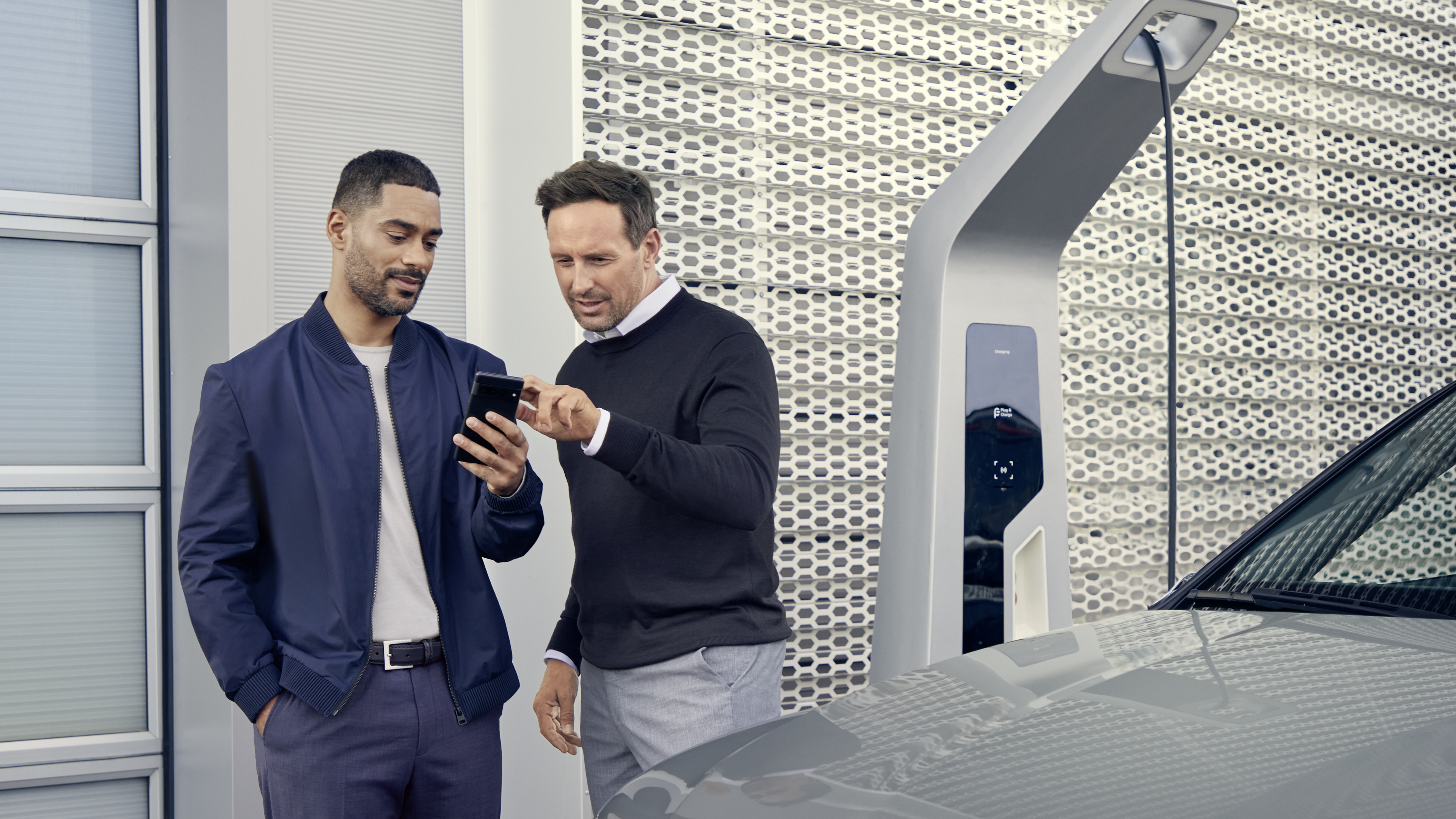  Service advisor and customer during explanation situation