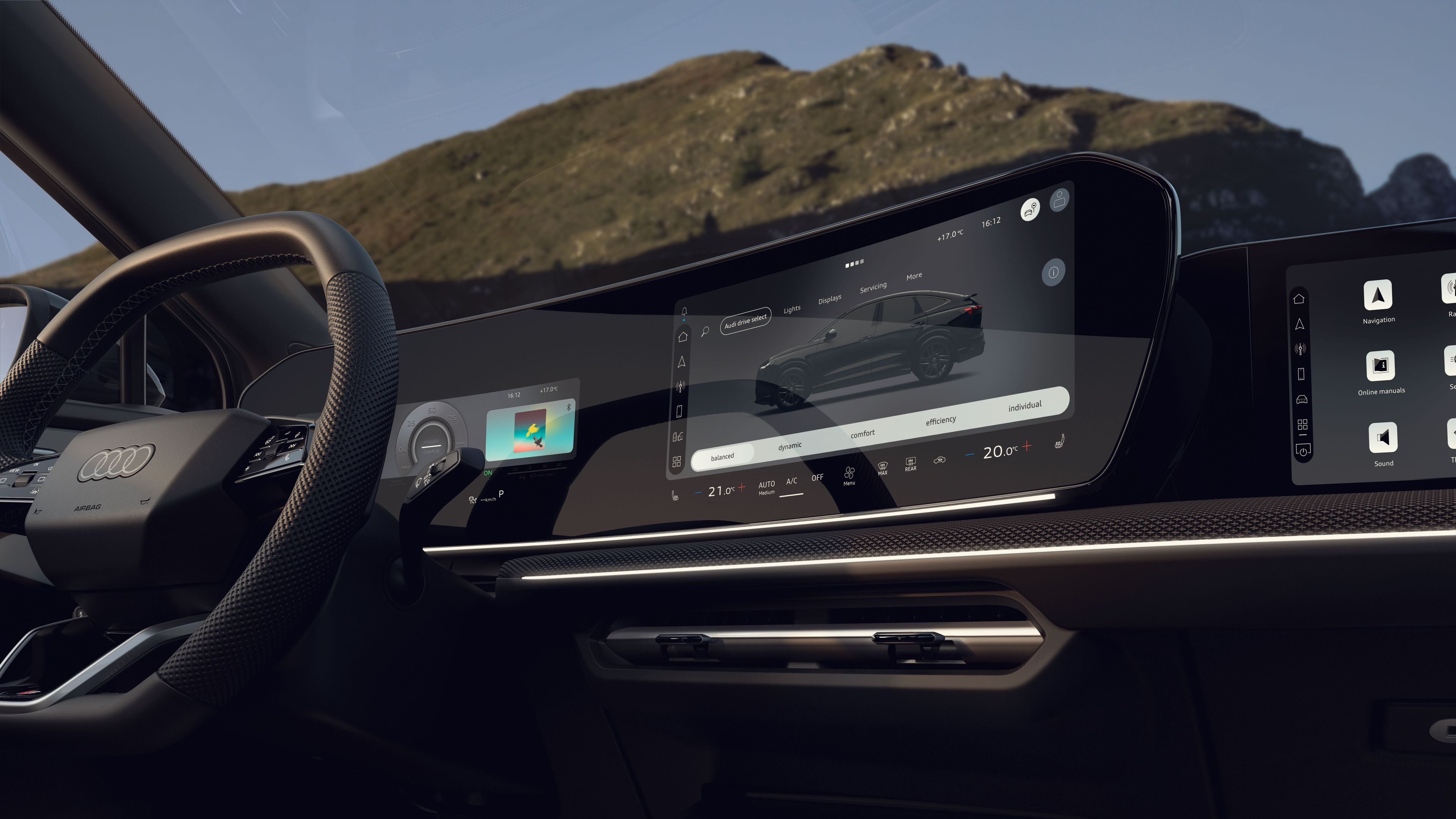 Notranjost sodobnega Audi Q4 Sportback e-tron s poudarkom na digitalni armaturni plošči in velikem osrednjem zaslonu na dotik z vmesnikom vozila. Okoli zaslona so elegantne, črne površine z minimalističnimi fizičnimi gumbi in ambientalno osvetlitvijo. V ozadju se skozi vetrobransko steklo vidi hribovita pokrajina.