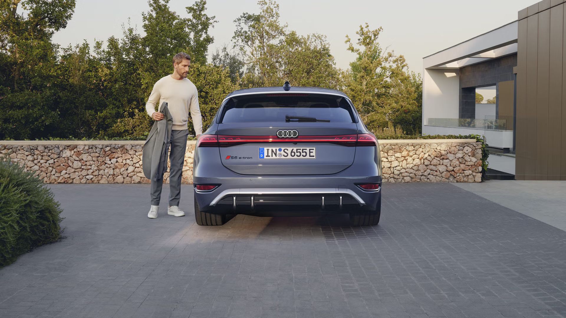 Audi S6 Avant e-tron parkiran zunaj.