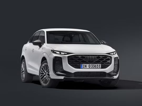 Ein weißer Q3 Sportback e-hybrid steht auf schwarzem Untergrund.	