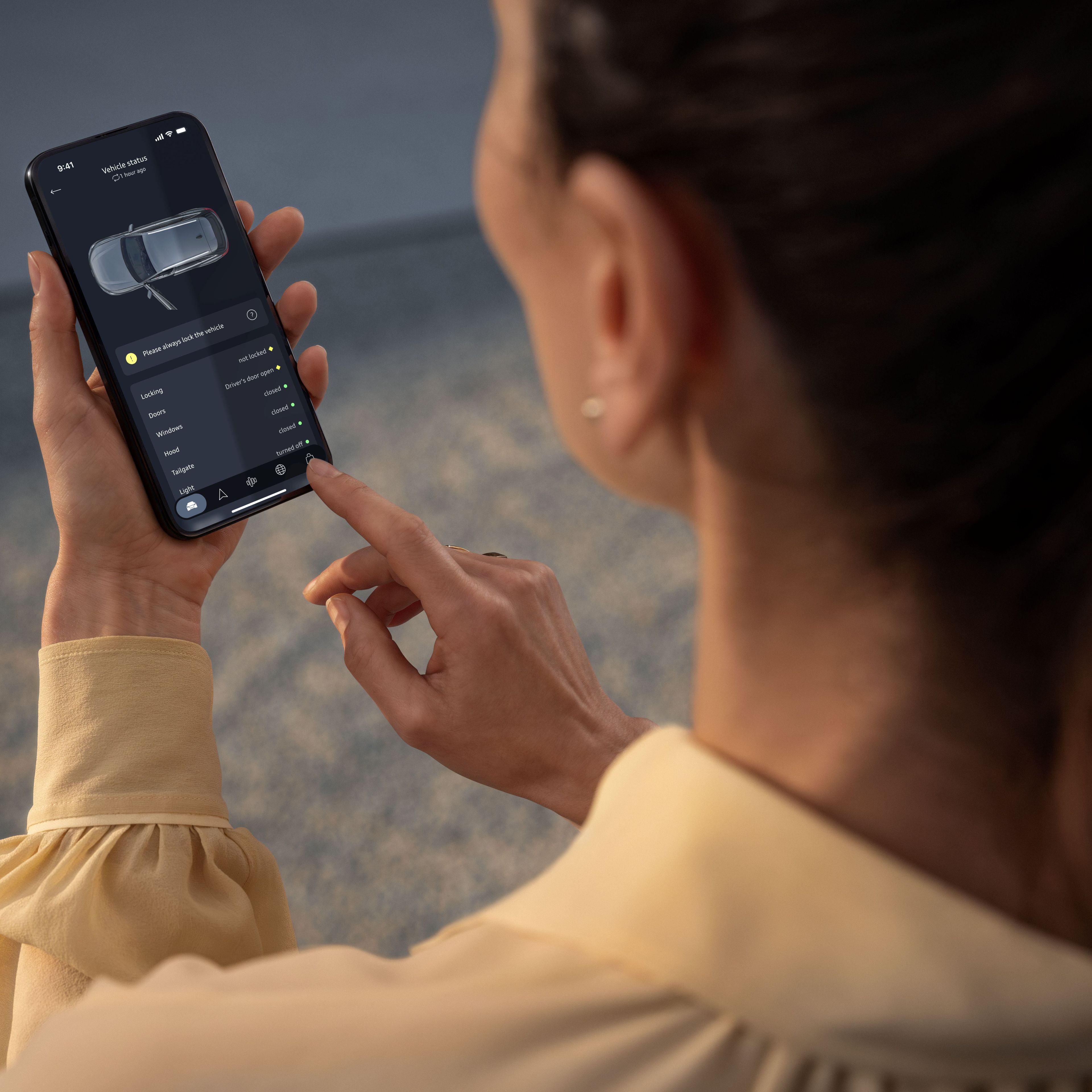 Oseba uporablja aplikacijo Audi connect plug and play (iOS/Android) na pametnem telefonu za spremljanje stanja vozila ter upravljanje izbranih funkcij.