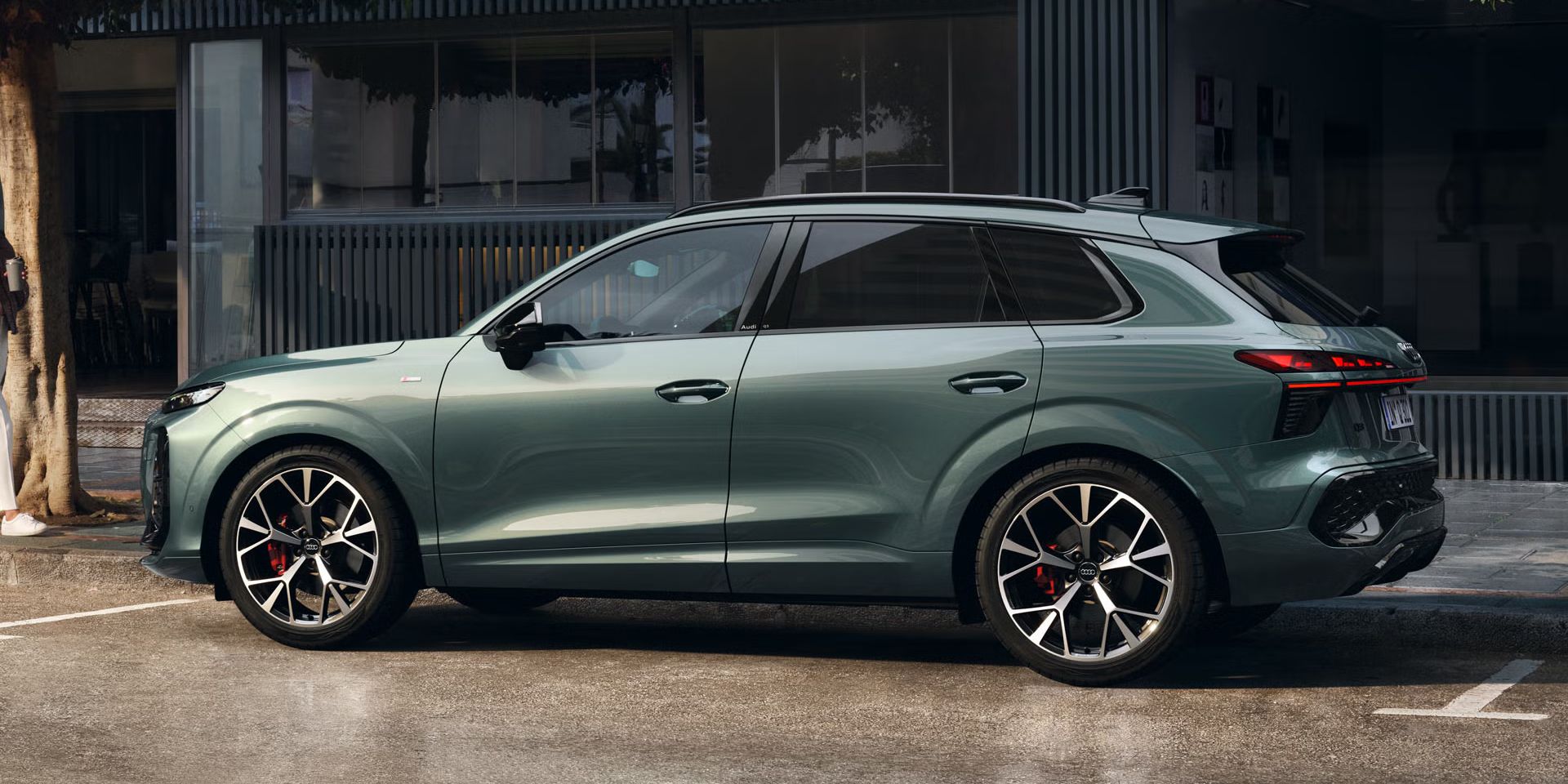 Ein Q3 SUV parkt vor einem Gebäude