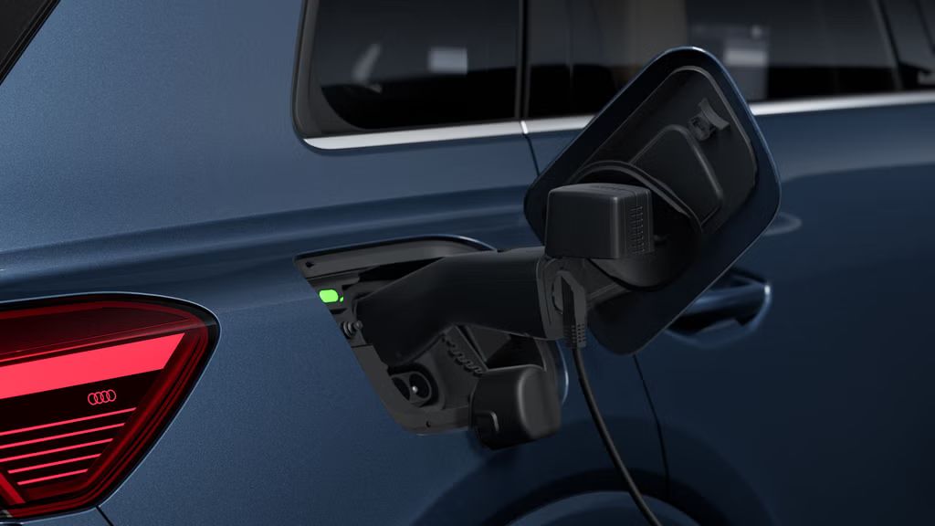 Bližnji posnetek od zadaj, na desni strani odprt napajalni priključek modela Audi Q4 SUV e-tron.