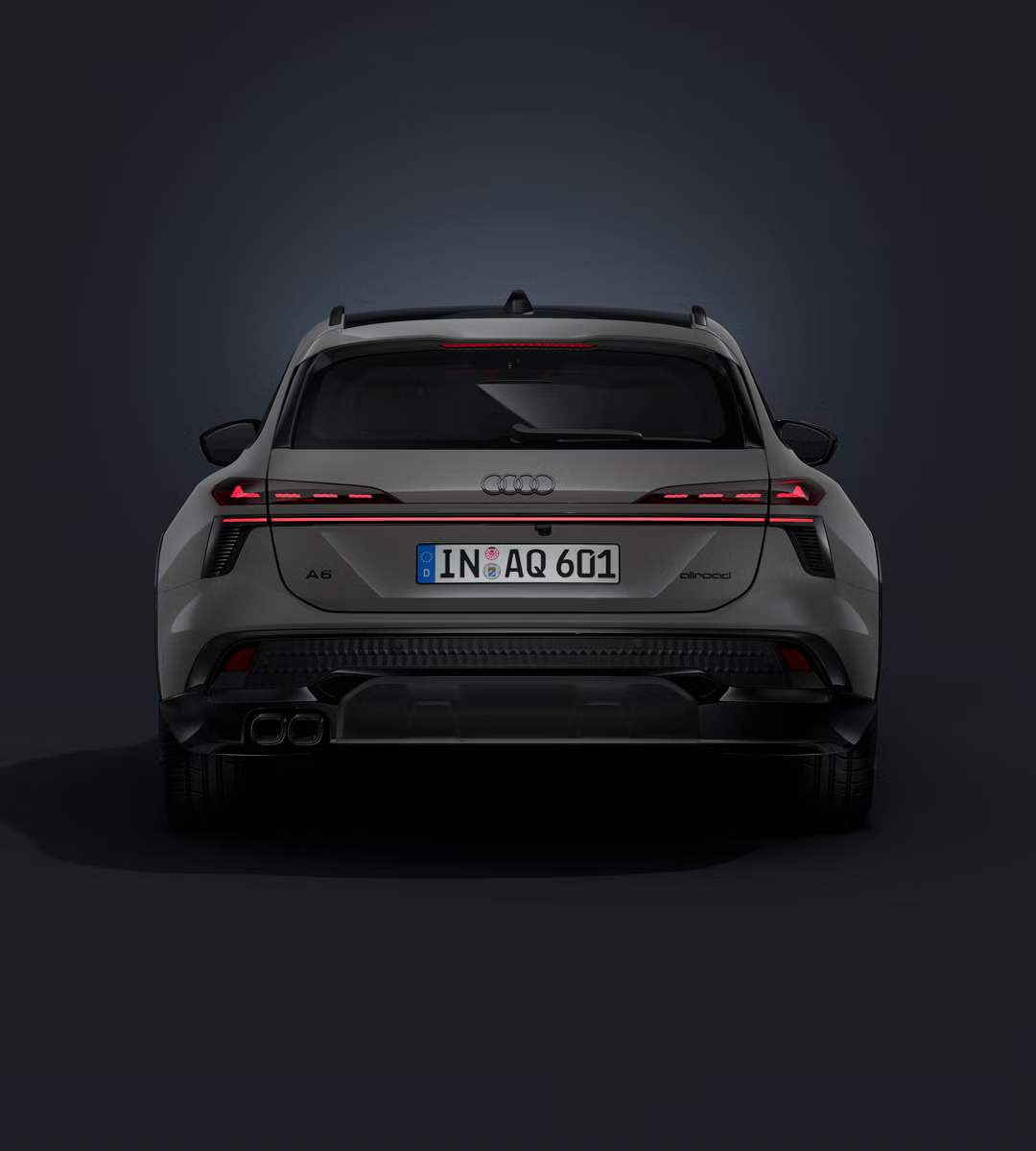 Audi A6 allroad od zadaj na temnem ozadju.