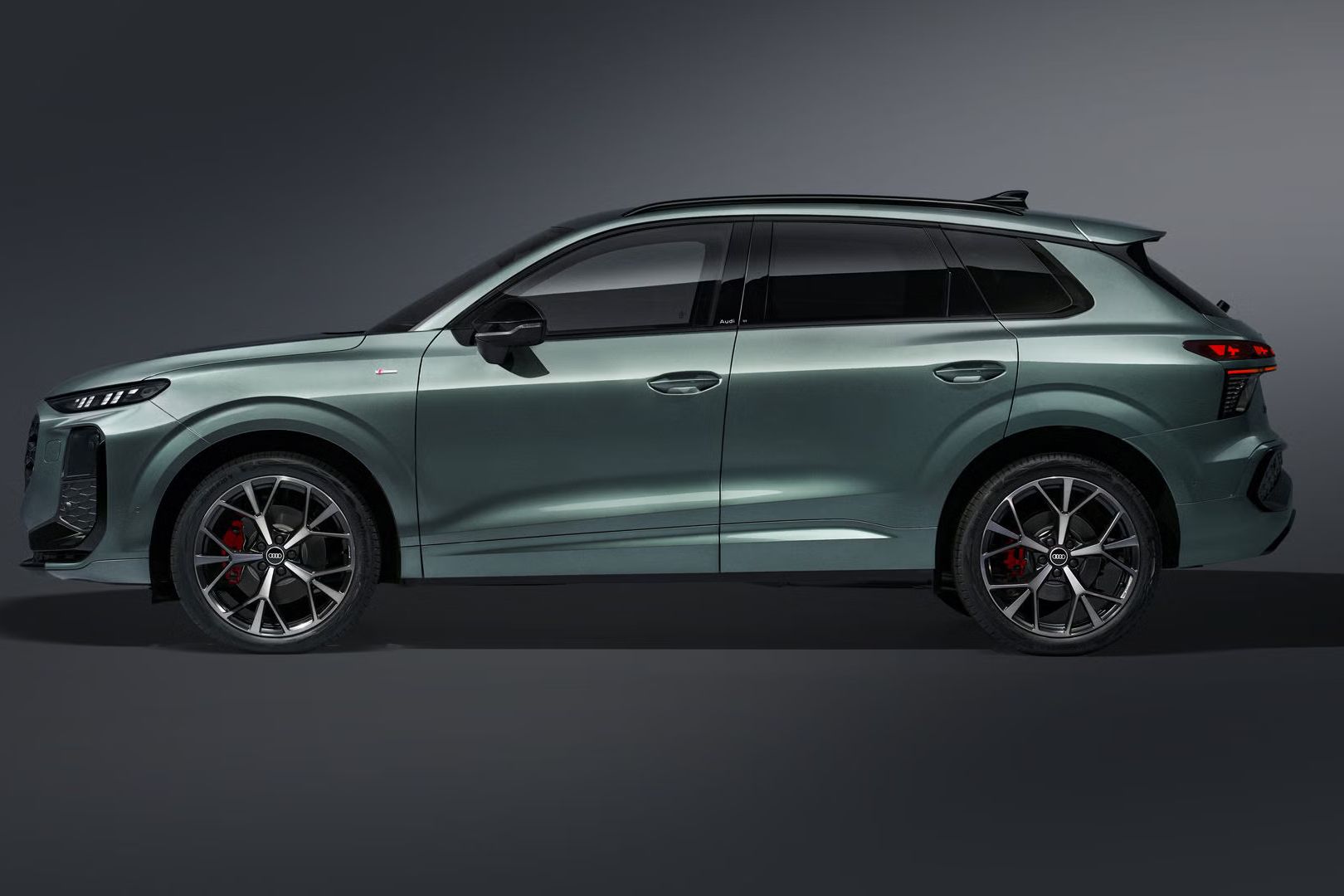 Der Audi Q3 SUV in Seitenansicht.