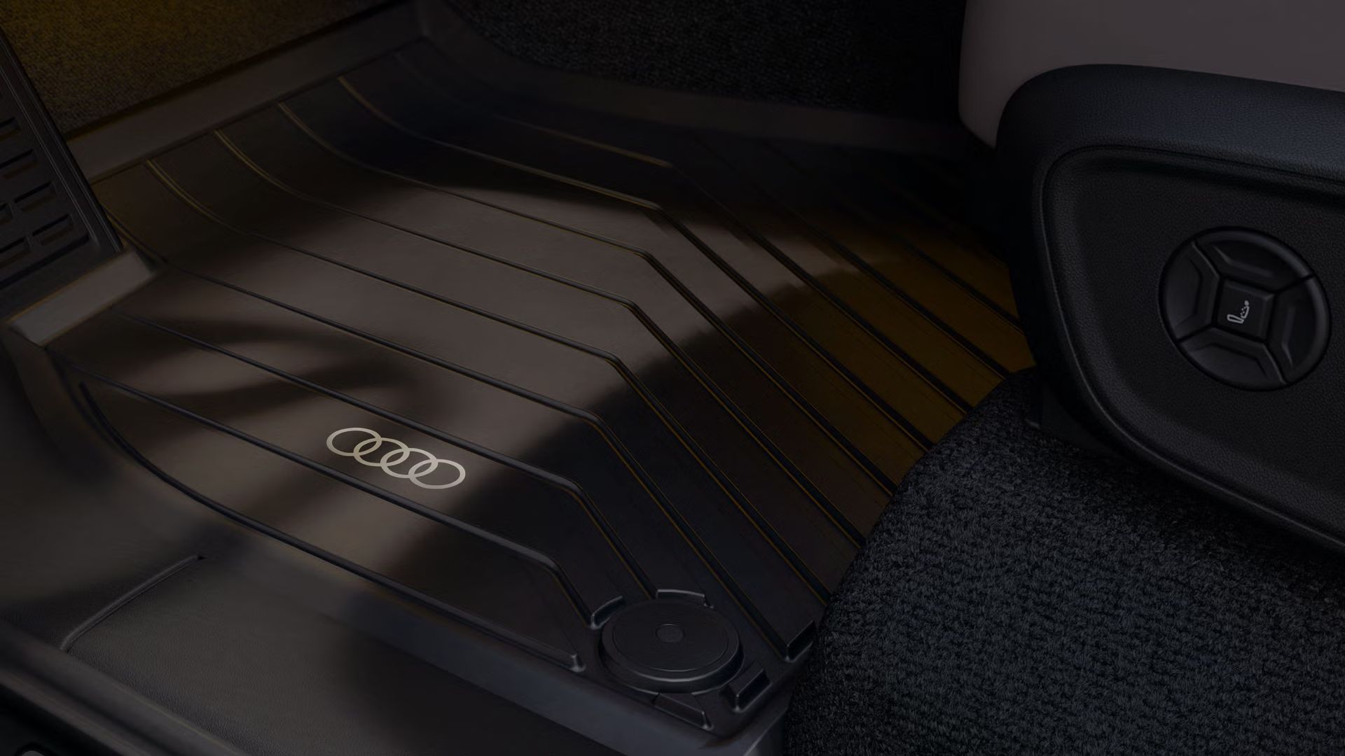 Zaščitna podloga prtljažnika Audi Q9 SUV z logotipom Audi za zaščito prtljažnega prostora.