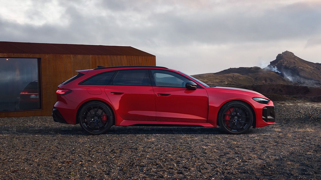 Audi RS 5 Avant parkiran pred zgradbo v visokogorju.